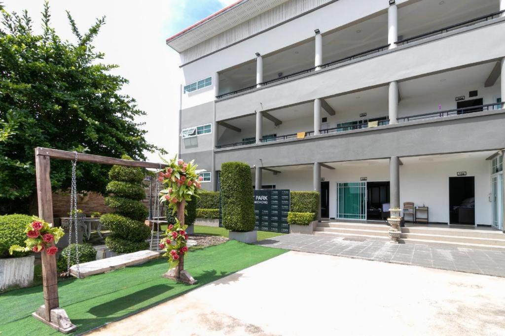 Oyo 75305 T Park Pak Chong Hotel Muszi Kültér fotó